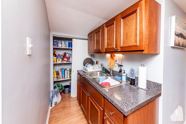 Building Photo - 1332 W Barry Ave