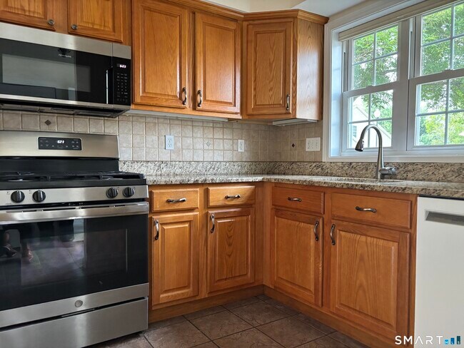 Building Photo - 511 Elm St