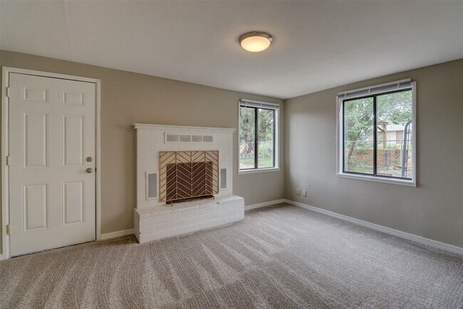 Building Photo - Price reduced. College students welcome in this 4 bedroom home!