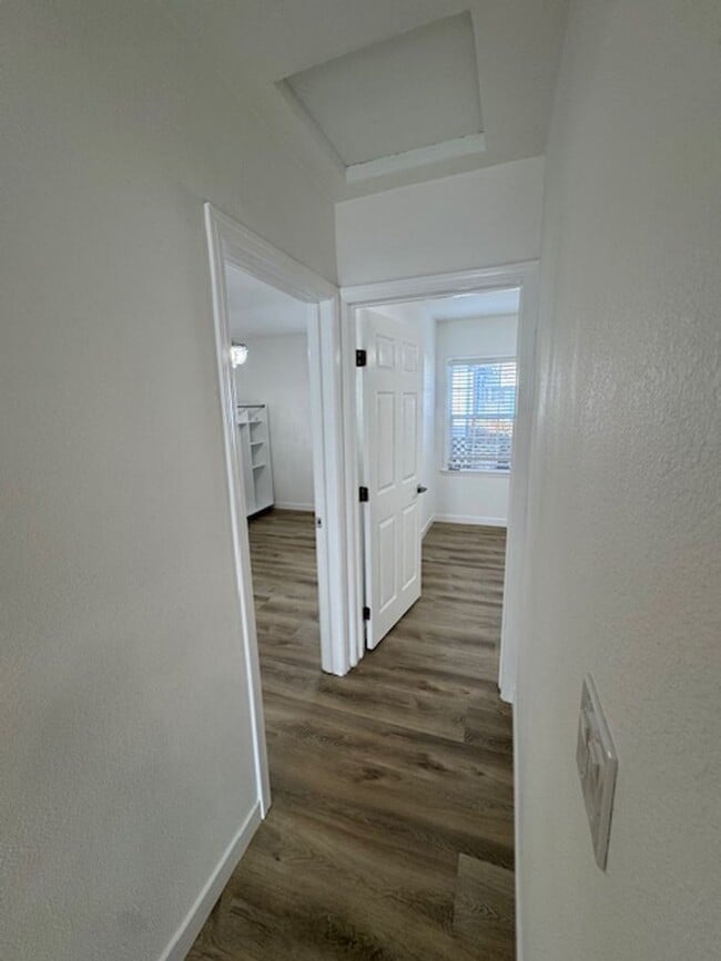 Building Photo - Beautiful 3 bedroom 2 bath HOME... no expenses spared!  Washer/Dryer... A/C Splitters... on a sle...