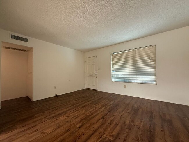 Building Photo - 302 Calvin St