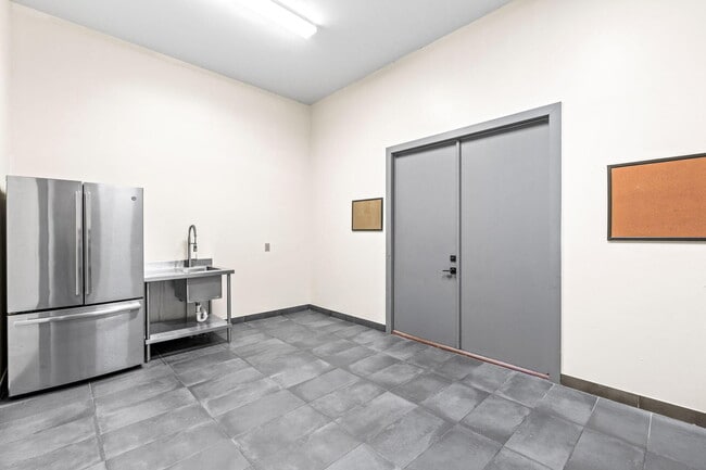 Building Photo - 13155 Southfields Rd