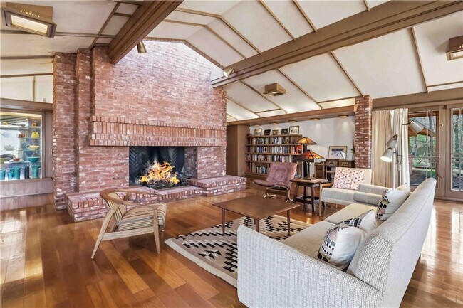 Building Photo - 951 Pembroke Rd