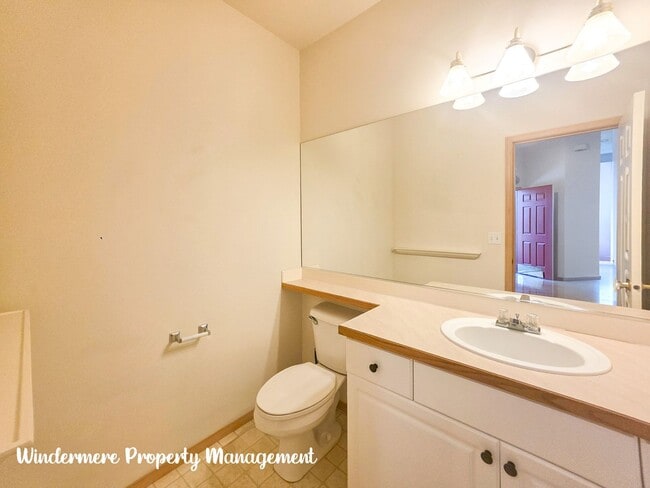 Building Photo - Bright and Spacious, Conveniently located ...