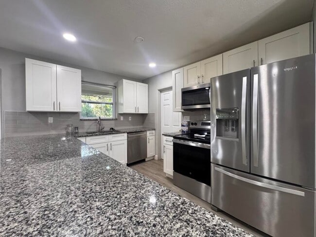 Building Photo - 3/2 with Bonus Room in South Daytona