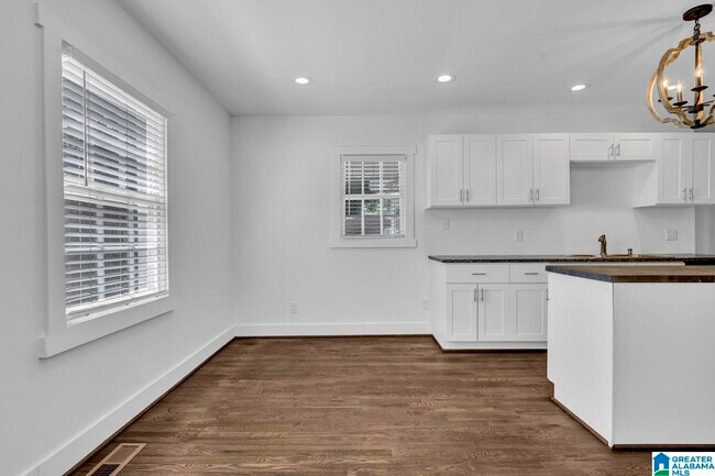 Building Photo - 305 Sterrett Ave