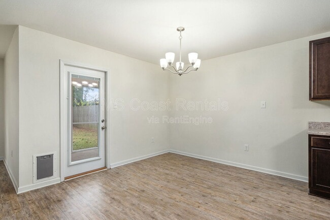 Building Photo - 515 E Marigold Dr