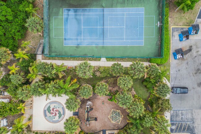 Building Photo - Spacious 3/2 Condo in the Gated Oakwater Community with Single Car Garage! Brand new carpets and ...