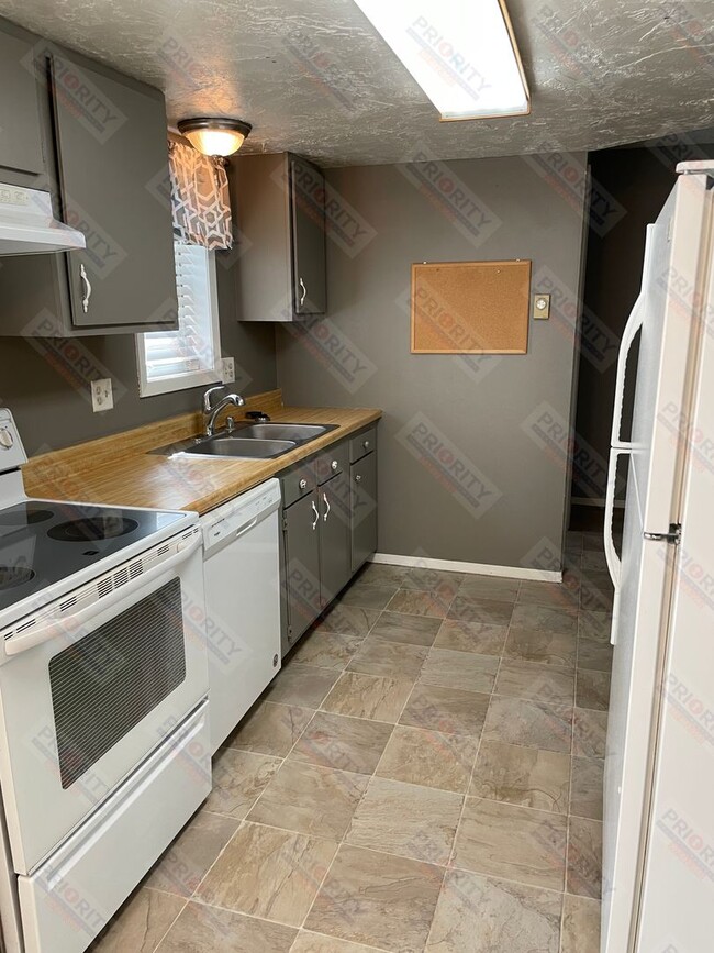 Building Photo - 3 bedroom, 1.5 bath townhome