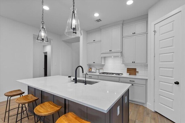 Building Photo - 557 Jefferson Dr