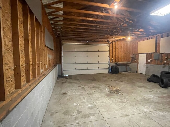 Building Photo - 4br, 2ba home with two large garages