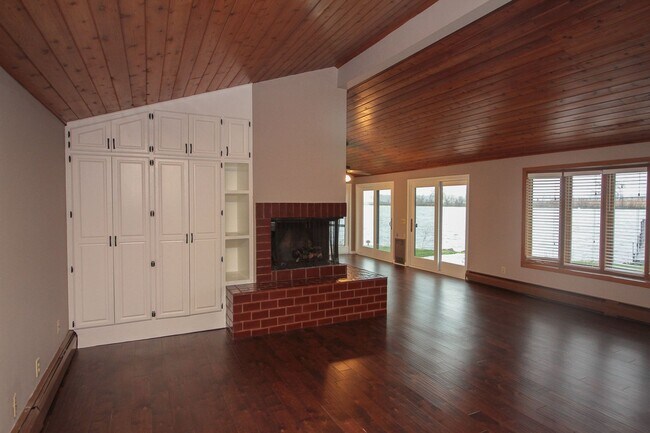 Building Photo - Lake Minnetonka Lakeshore!!