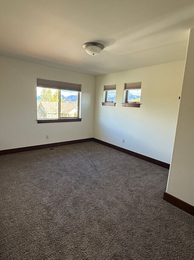 Building Photo - 5 bedroom 2.5 Bath home in Bozeman with at...