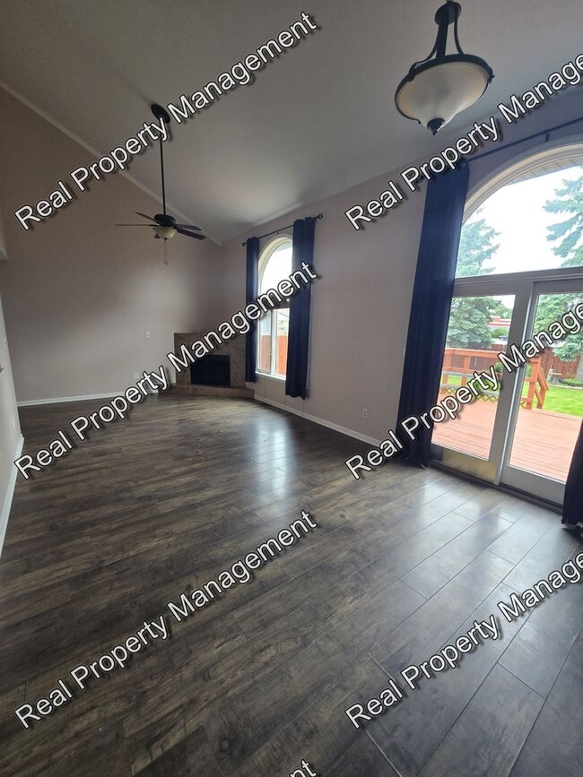 Building Photo - Three Bedroom Townhome