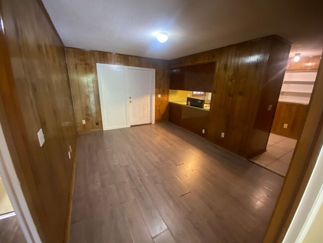 Building Photo - **AVAILABLE NOW**3 Bedroom / 2 Bathroom Ho...