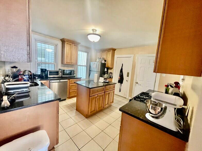 Building Photo - 8 Eldora St