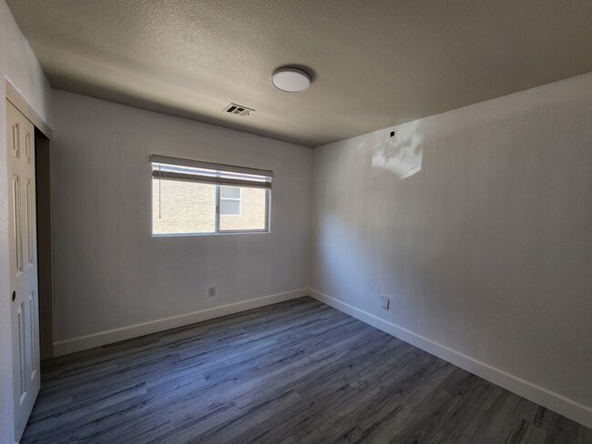 Building Photo - Sleek 2 story home with tile in most living areas and upgraded kitchen.