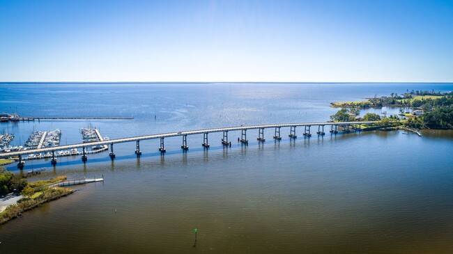 Building Photo - Nice waterfront condo