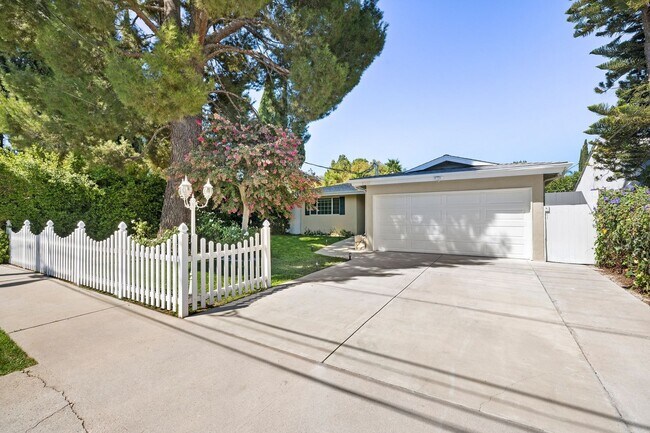 Building Photo - Renovated Tarzana Pool Home Near Ventura Boulevard