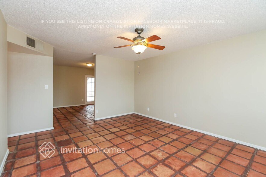 Building Photo - 687 E Del Rio St