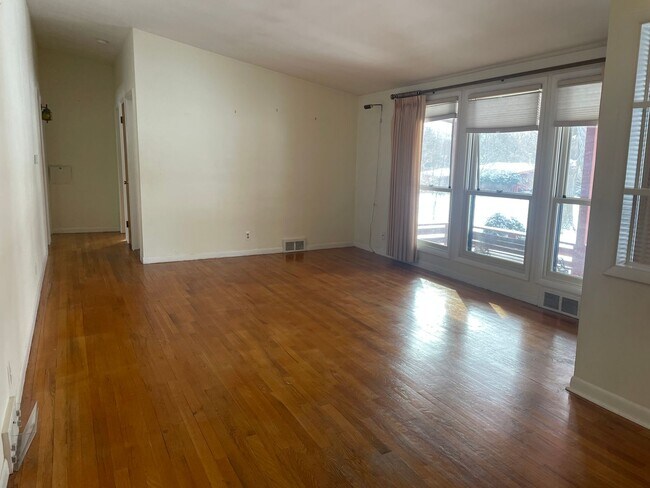 Building Photo - 842 Westwood Ave