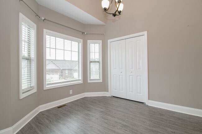 Building Photo - 180 Dundee Dr