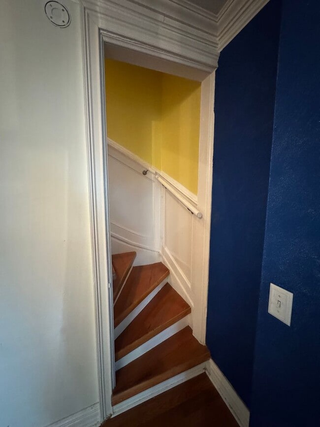 Building Photo - Charming 2 Bedroom 2 Bathroom House in Law...