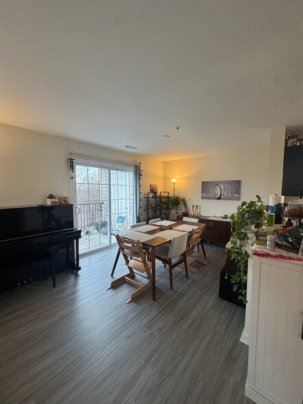 Building Photo - 33202 Town Green Dr