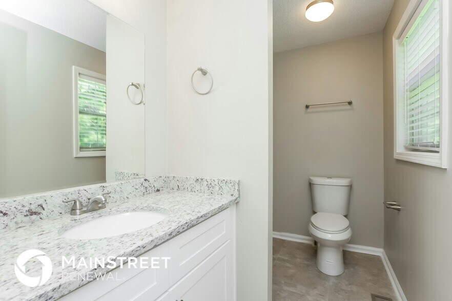 Building Photo - 219 Hampton Dr