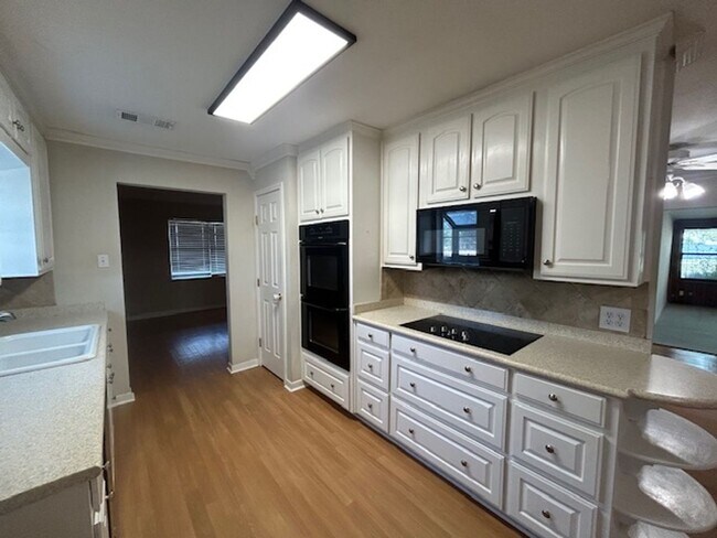 Building Photo - Spacious and Private Midway ISD Home