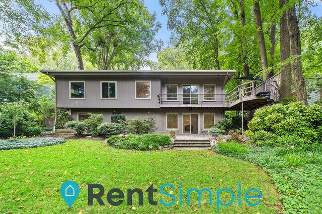 Building Photo - 6502 Lakeview Dr