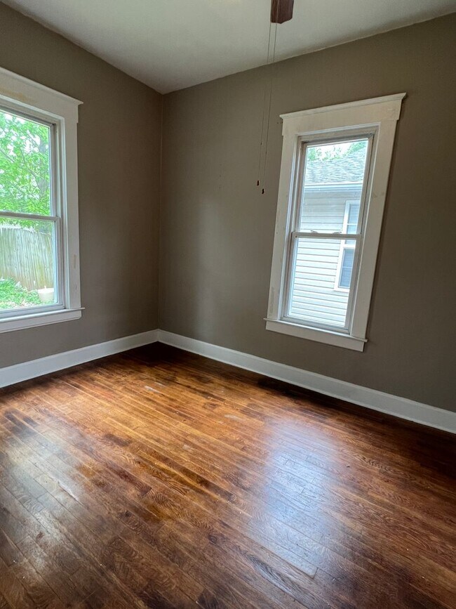 Building Photo - 3 bedroom/1 bathroom house