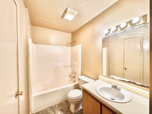 Building Photo - Three Bedroom Apartment with Spacious Dining and Living Area