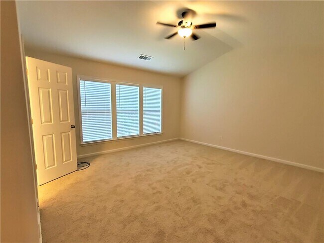 Building Photo - 545 Friars Head Dr NE