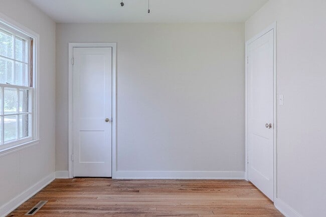 Building Photo - Spacious home for rent!