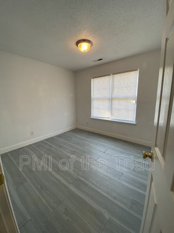 Building Photo - 202 Kinnley Ct