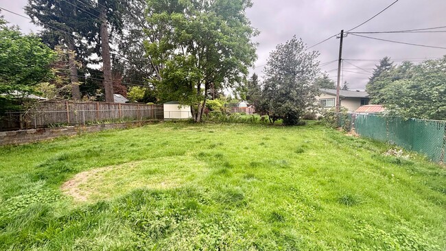 Building Photo - 1/2 Month Free - Charming Single-Level Home with Spacious Yard & Easy Portland Access