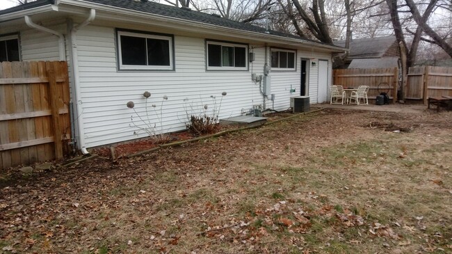 Building Photo - 3BR rancher with appliances and garage. Pr...