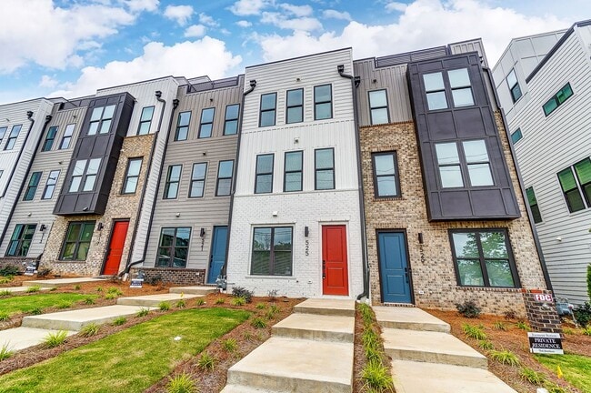Building Photo - 3 Bedroom Townhome minutes from South End!