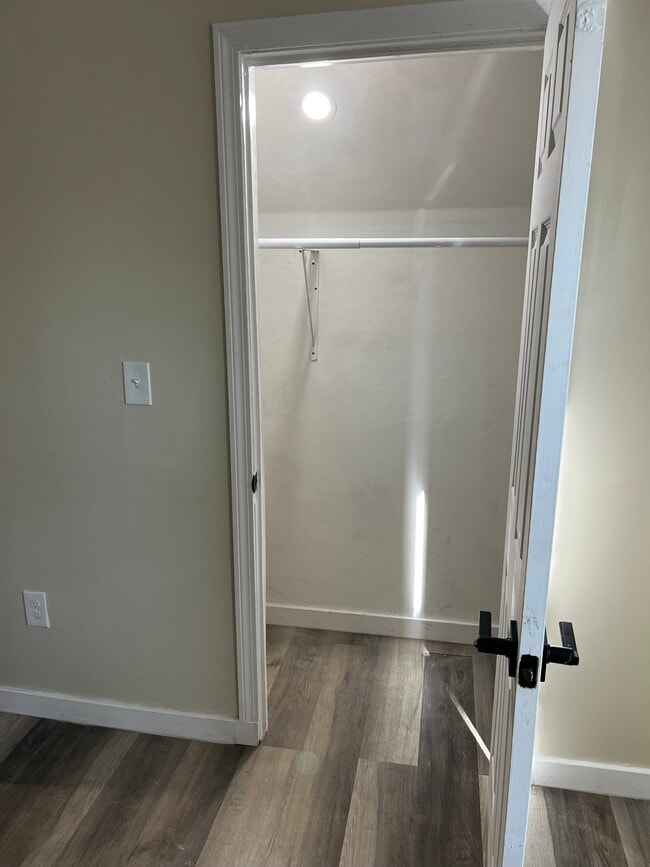 Building Photo - 136 Bowles St