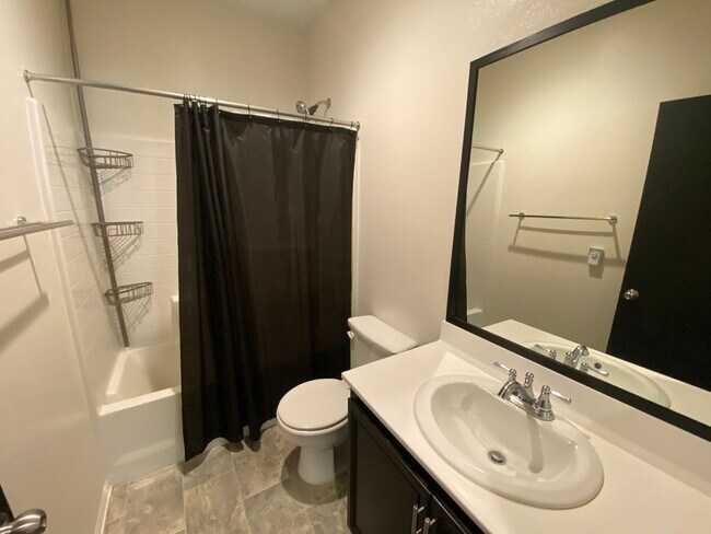 Building Photo - Rosamond 4 bedroom