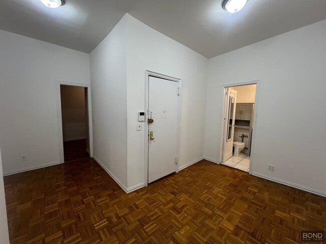 Primary Photo - 922 Third Avenue