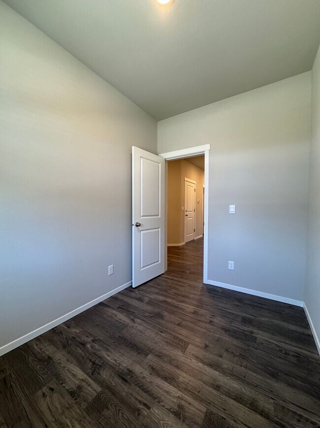 Building Photo - Modern 4-Bed Home for Rent