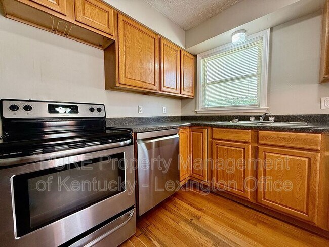 Building Photo - 829 Darley Dr