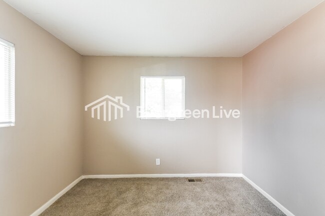 Building Photo - 1933 Sloan Ave