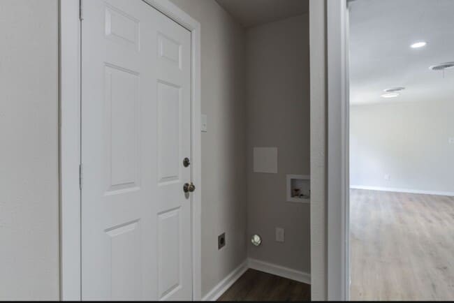 Building Photo - Newly remodeled 3 bad 2 bath near South Lo...
