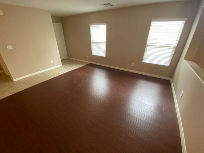 Building Photo - Wonderful 4 bed/2.5 bath home located in Summerlin