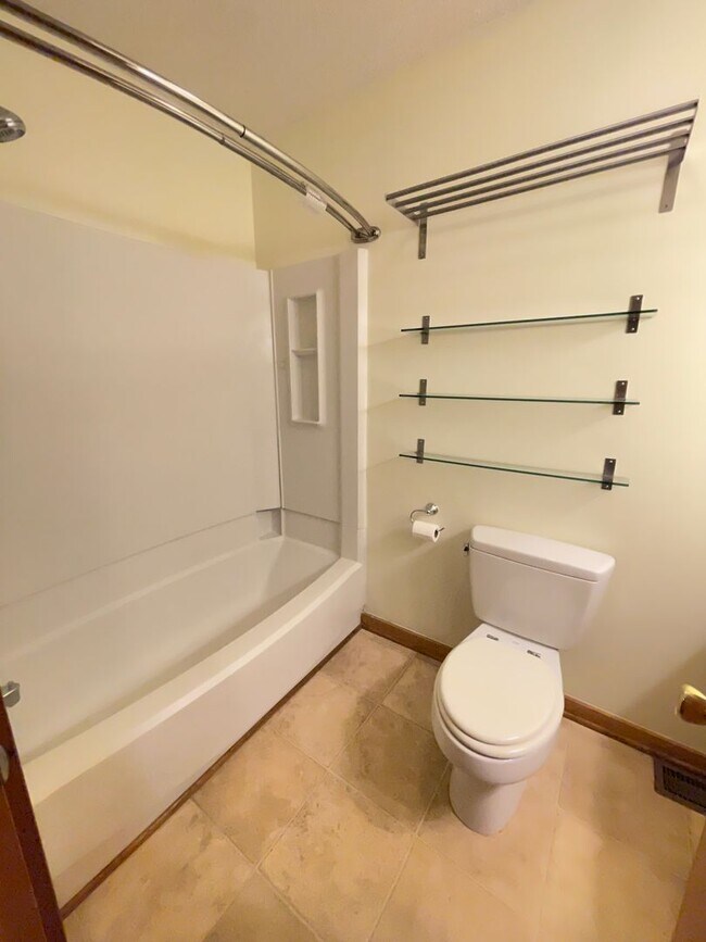 Building Photo - Lovely, updated 2br in Weatherhill. Great location & Carrboro charm!