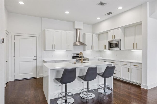 Building Photo - 2520 Bluebonnet Ln