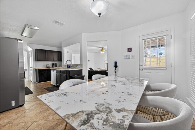 Building Photo - 22727 Tara Way Dr
